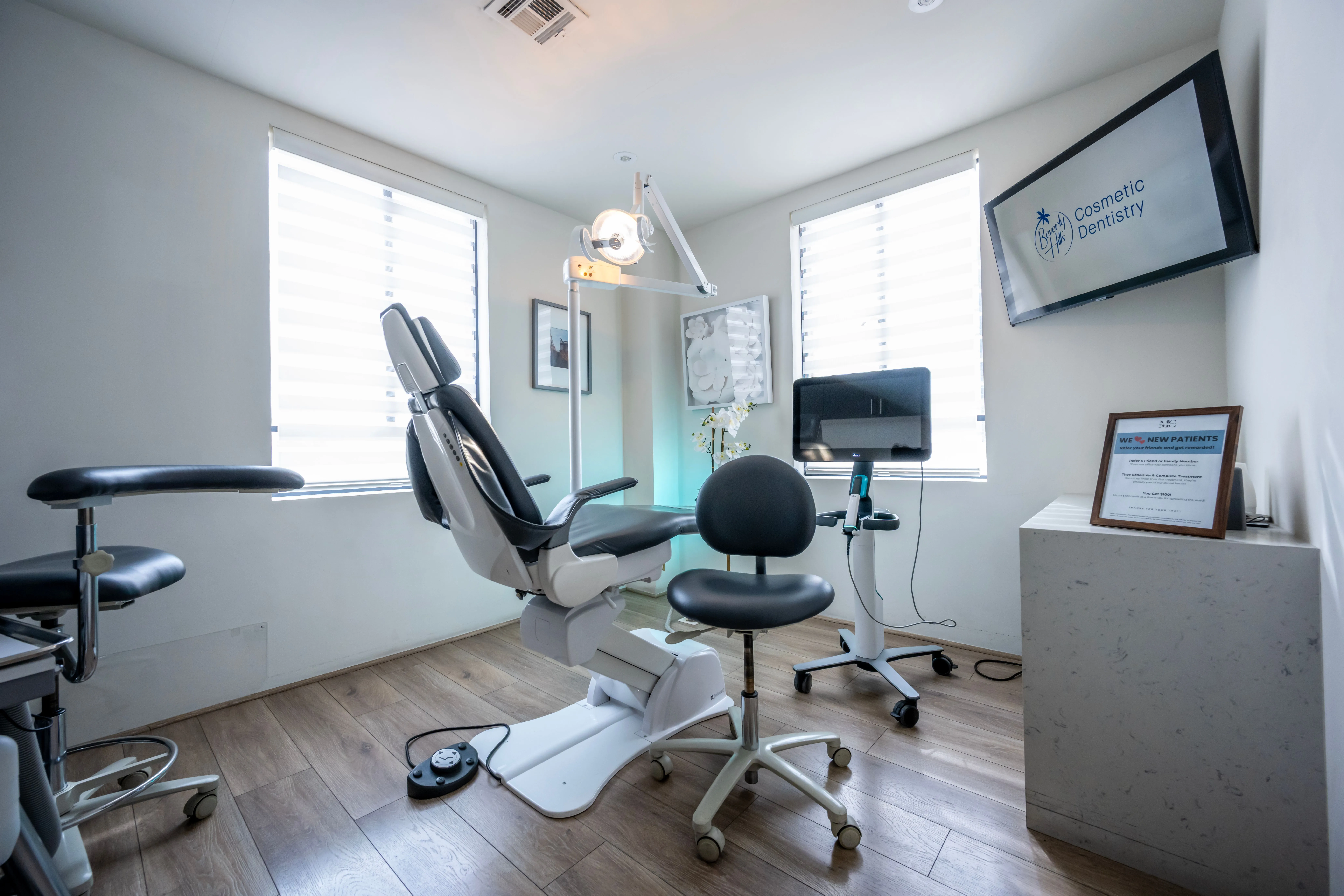 Sala de atención con unidad dental y escáner intraoral